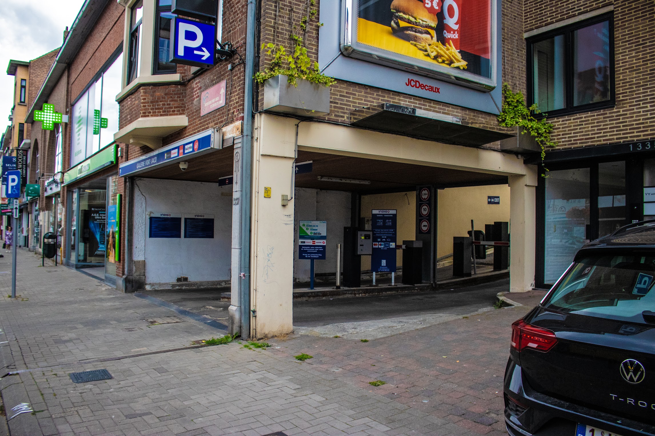Accès Parking supérieur de la Galerie Fort Jaco à Uccle