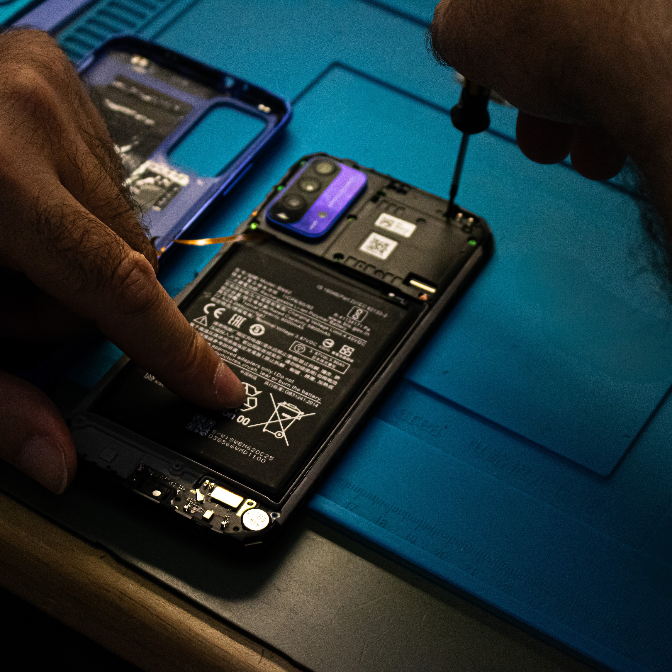 Démontage et réparation de tablette dans notre atelier à Uccle