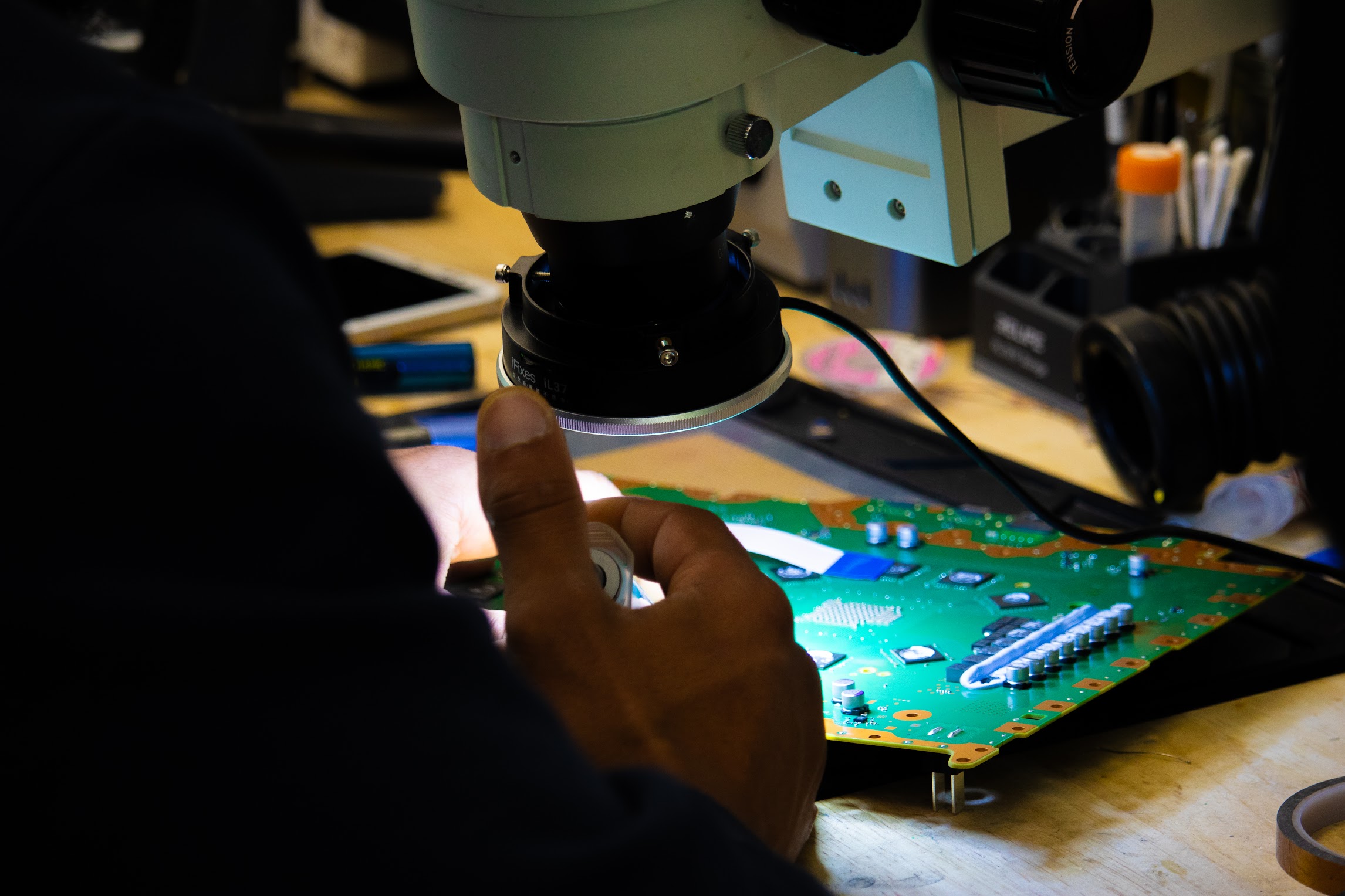 Micro-soudure sur carte mère sous microscope dans notre atelier à Uccle