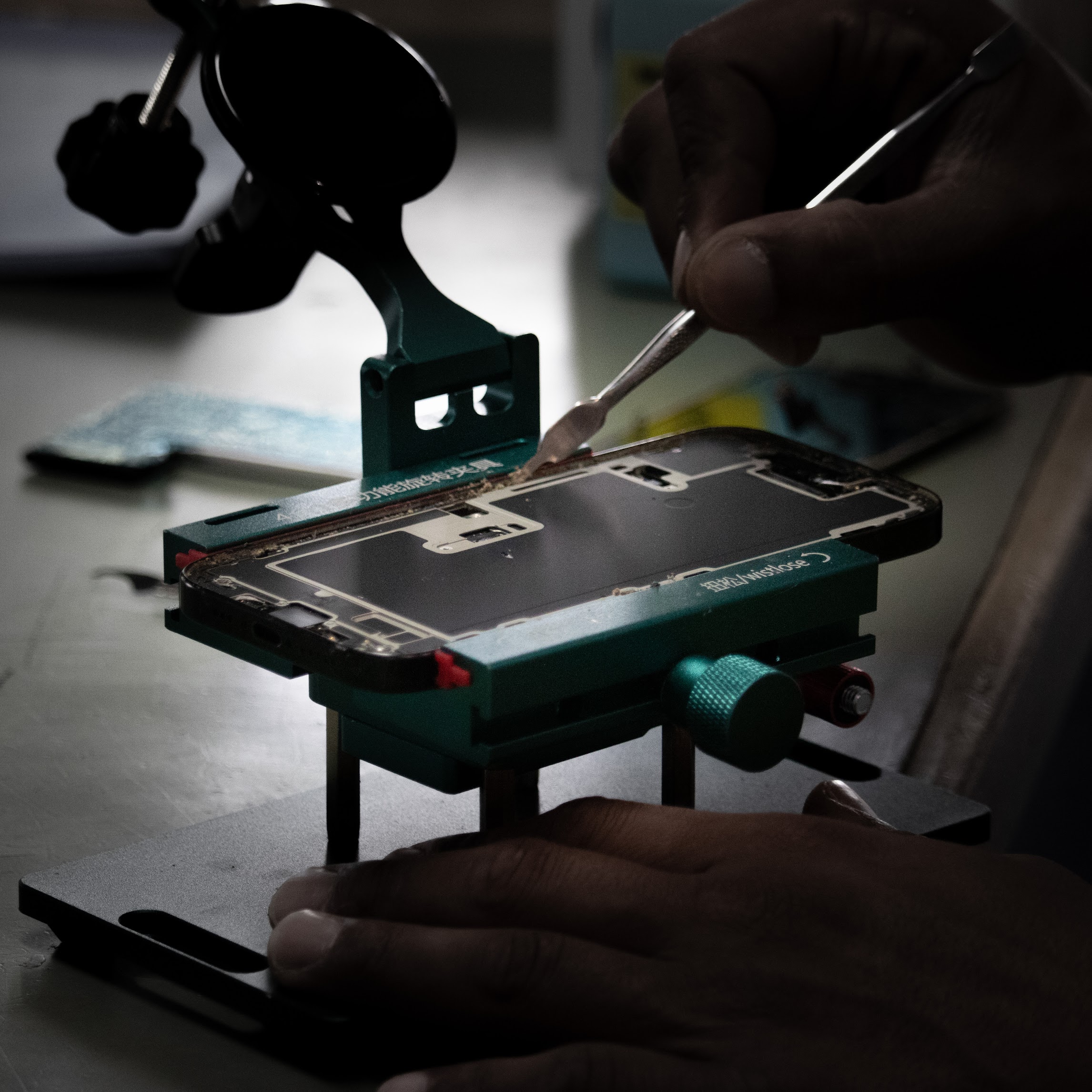 Réparation réelle d'un smartphone dans notre atelier à Uccle